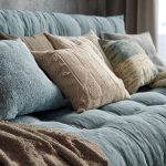 Canapé convertible accueillant avec coussins et plaids pour rassemblements familiaux