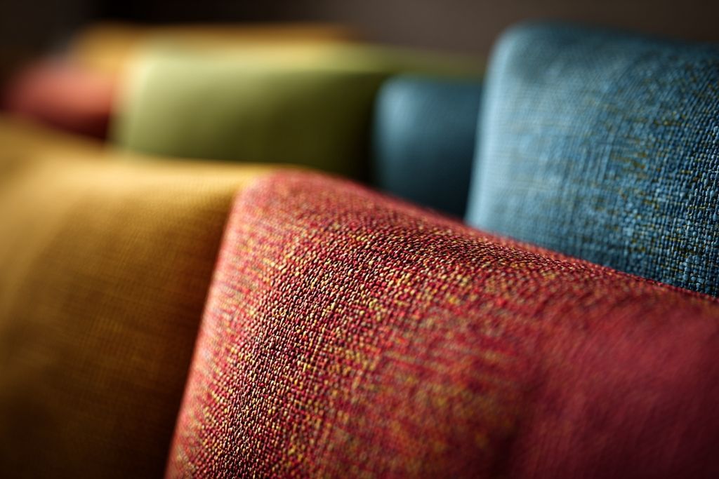 Gros plan des tissus d'un canapé IKEA, montrant le design moderne et les couleurs vibrantes.