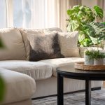 Vue stylée d'un salon moderne avec canapé IKEA et table basse design.